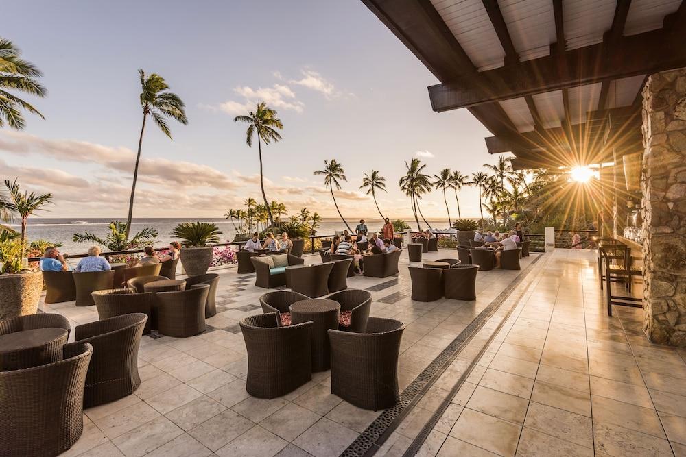 The Warwick Fiji Hotel Korolevu  Luaran gambar Sunset at the Beach Bar