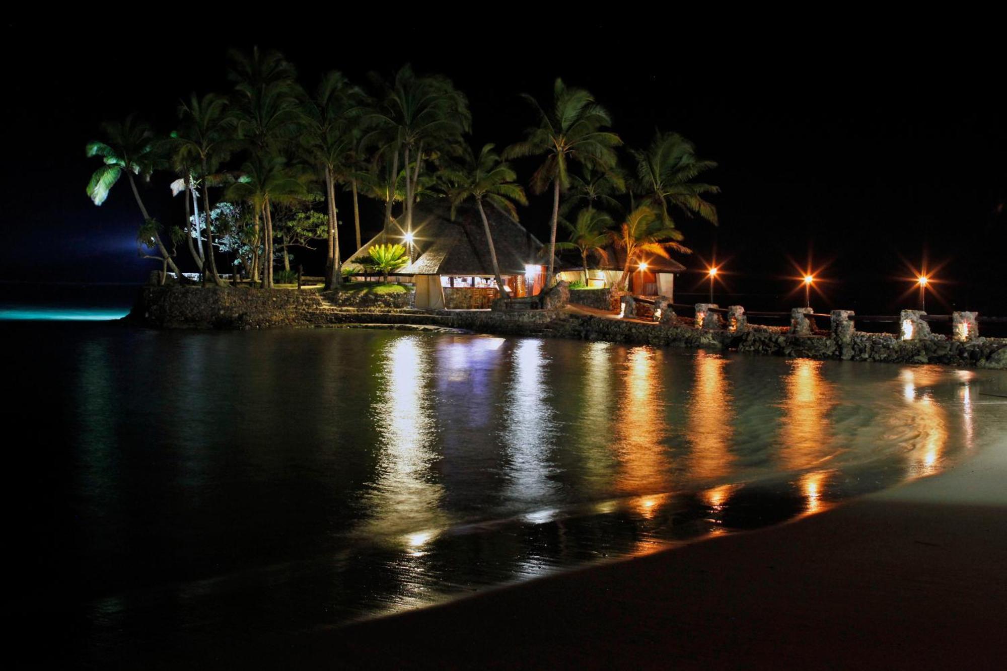 The Warwick Fiji Hotel Korolevu  Luaran gambar Night view of the beach