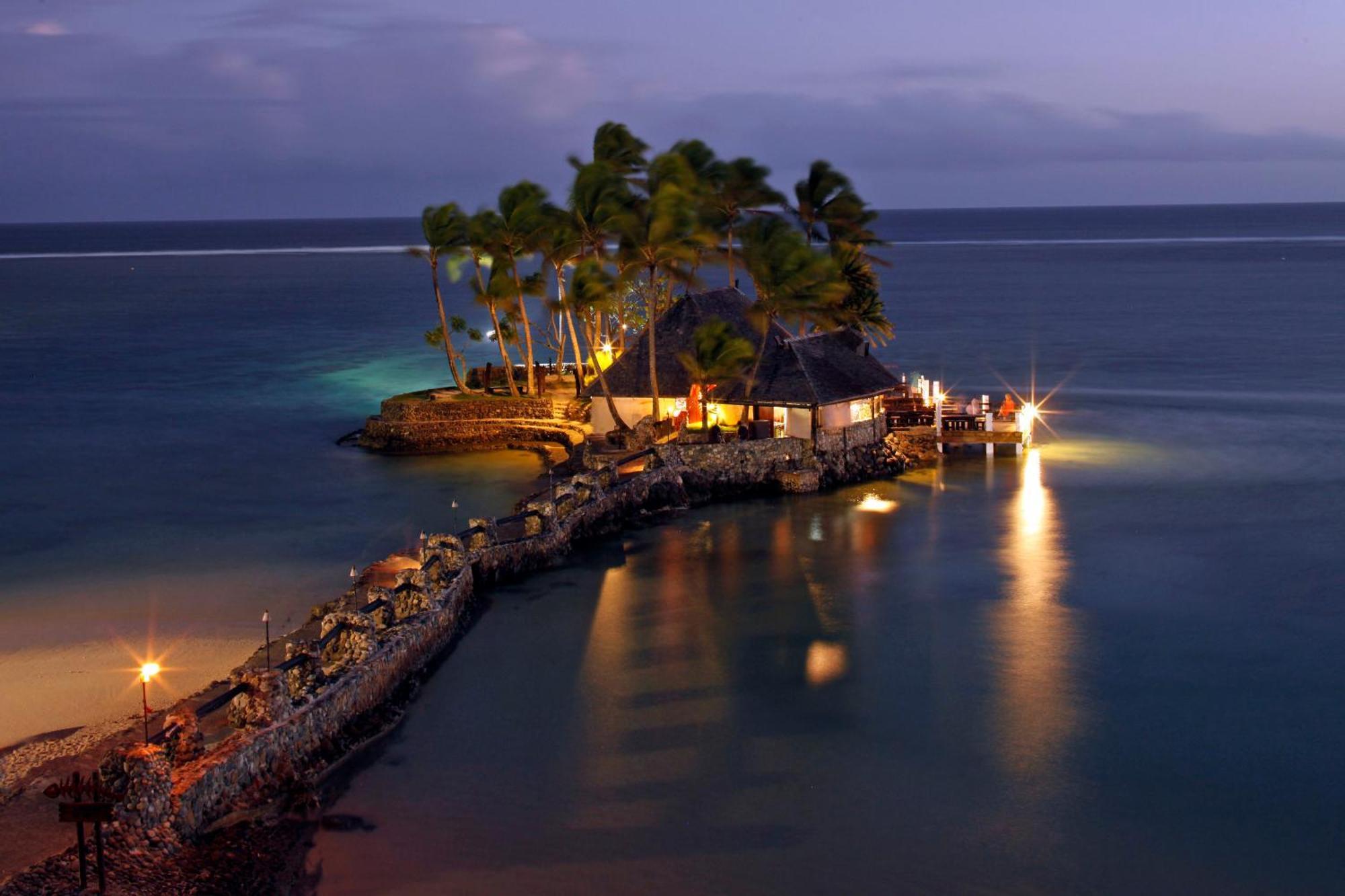 The Warwick Fiji Hotel Korolevu  Luaran gambar The Rock at night