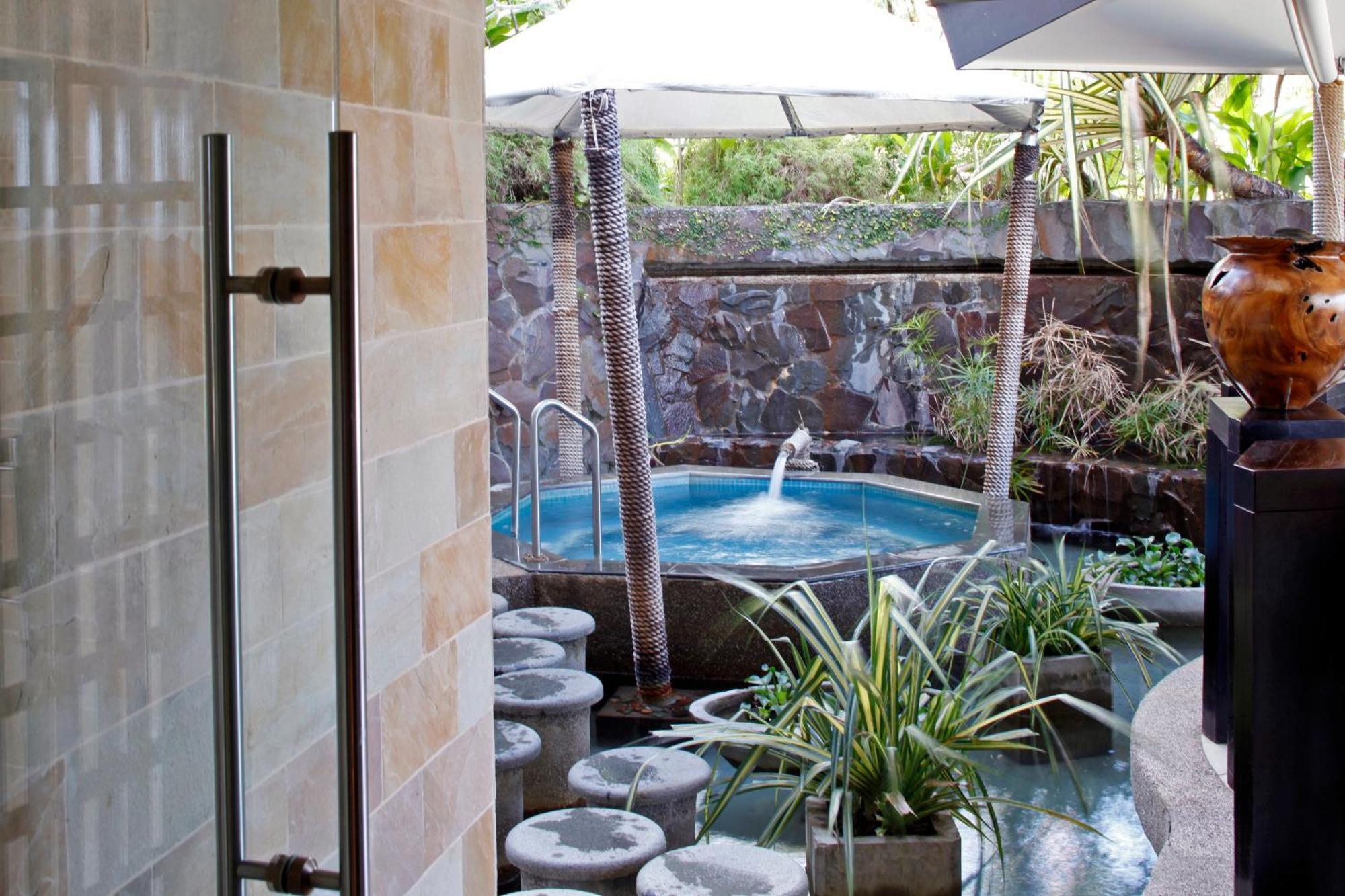 The Warwick Fiji Hotel Korolevu  Luaran gambar A private onsen in Hawaii