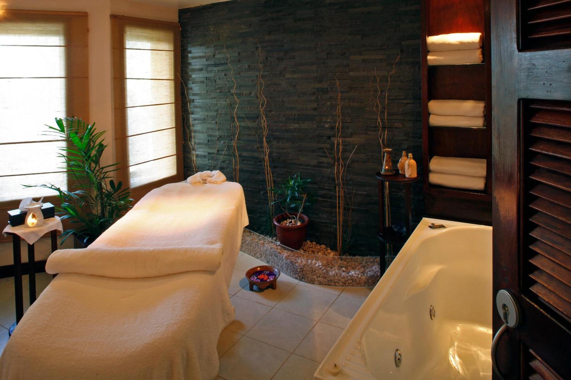The Warwick Fiji Hotel Korolevu  Luaran gambar A spa treatment room