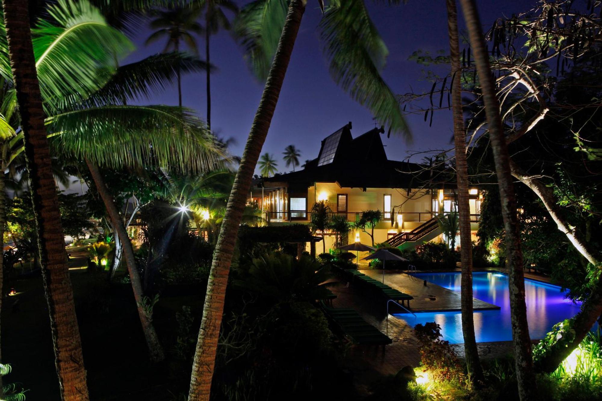 The Warwick Fiji Hotel Korolevu  Luaran gambar The resort at night