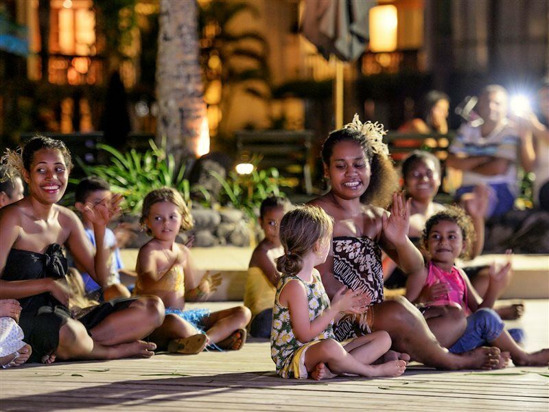 The Warwick Fiji Hotel Korolevu  Luaran gambar A family from the Cook Islands