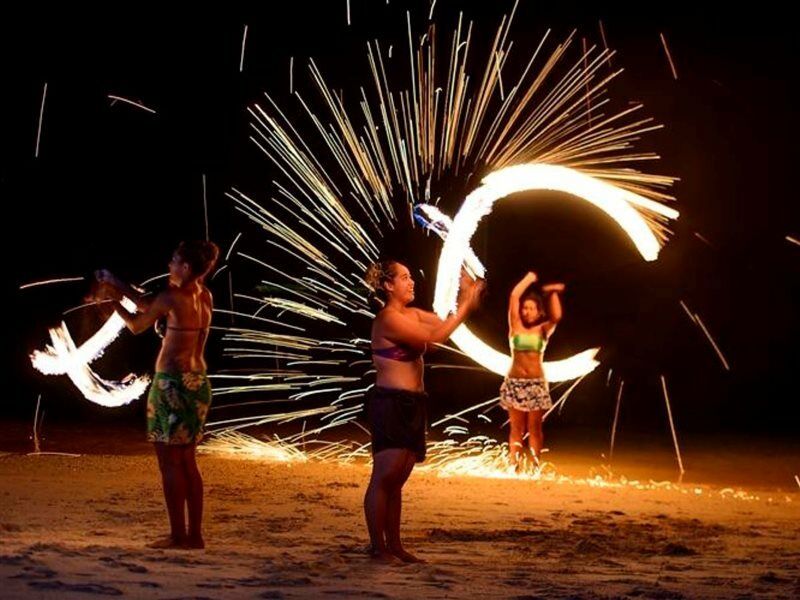The Warwick Fiji Hotel Korolevu  Luaran gambar Luau performers